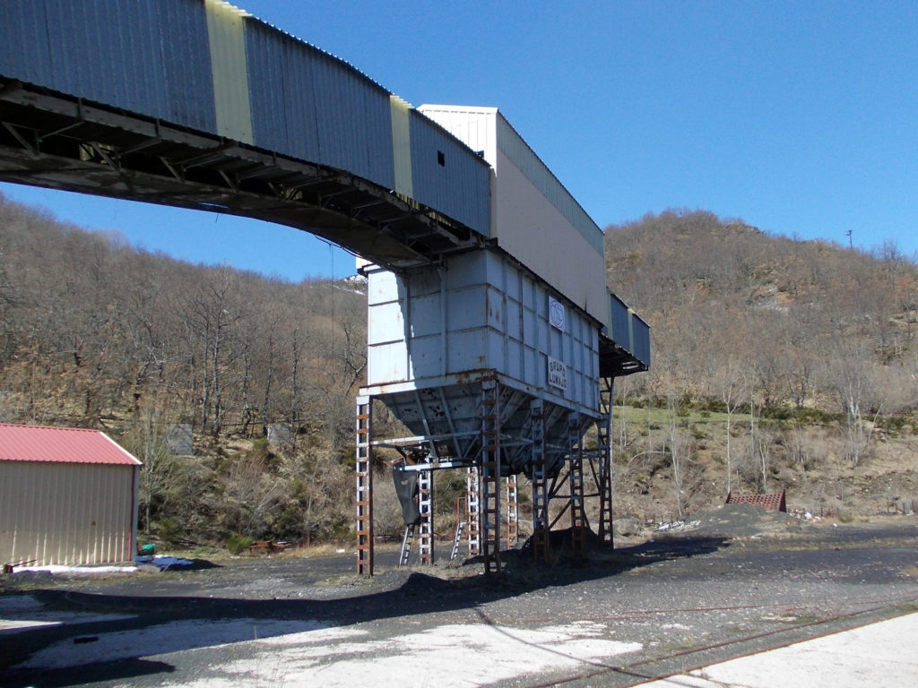 Instalaciones abandonadas del Grupo Lumajo de la MSP. Villaseca de Laciana. Villablino. León. 2013.