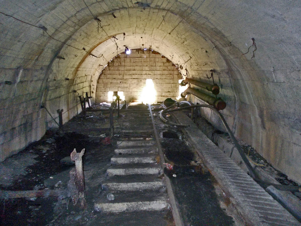 Instalaciones abandonadas del Grupo Lumajo de la MSP. Villaseca de Laciana. Villablino. León. 2016.