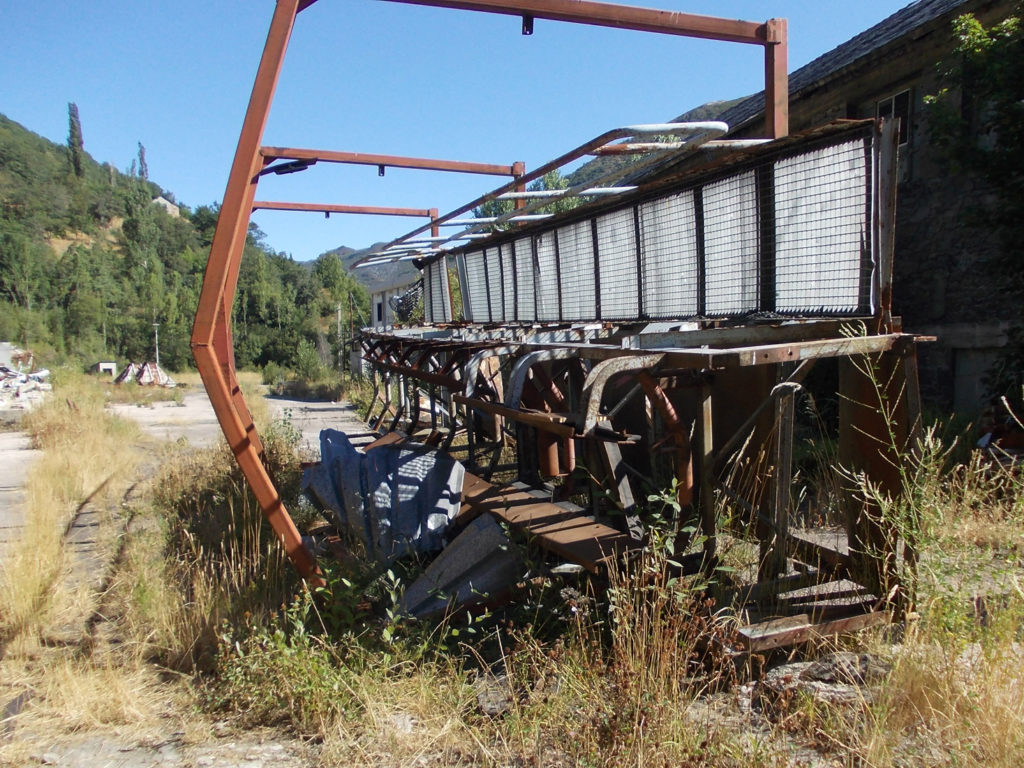 Instalaciones abandonadas del Grupo Lumajo de la MSP. Villaseca de Laciana. Villablino. León. 2016.