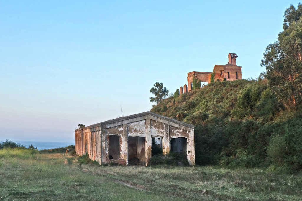 Antiguos edificios de la Mina de Llumeres. Bañugues.  Gozón. Asturias. 2018
