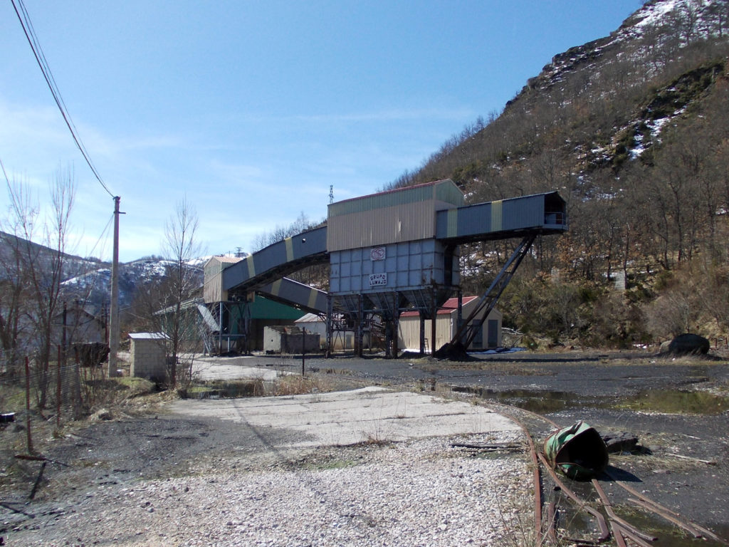 Instalaciones abandonadas del Grupo Lumajo de la MSP. Villaseca de Laciana. Villablino. León. 2013.