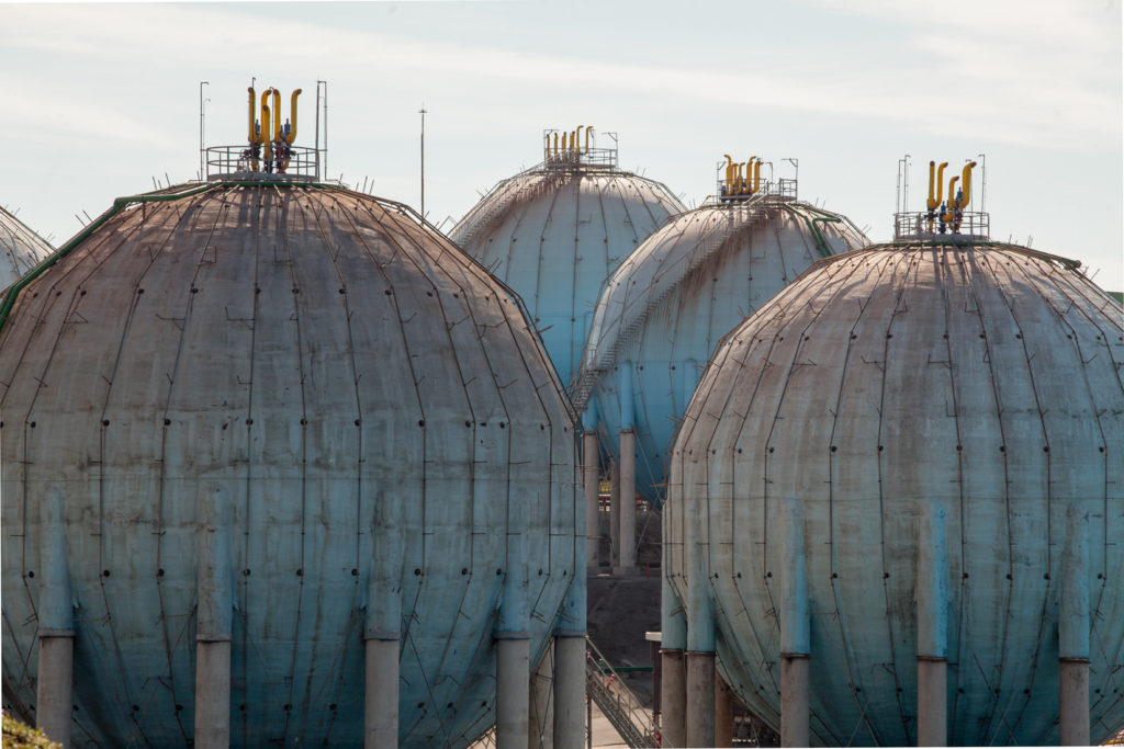 Depósitos de gas del Cabo Torres sobre el Puerto de Gijón. Asturias. 2017.