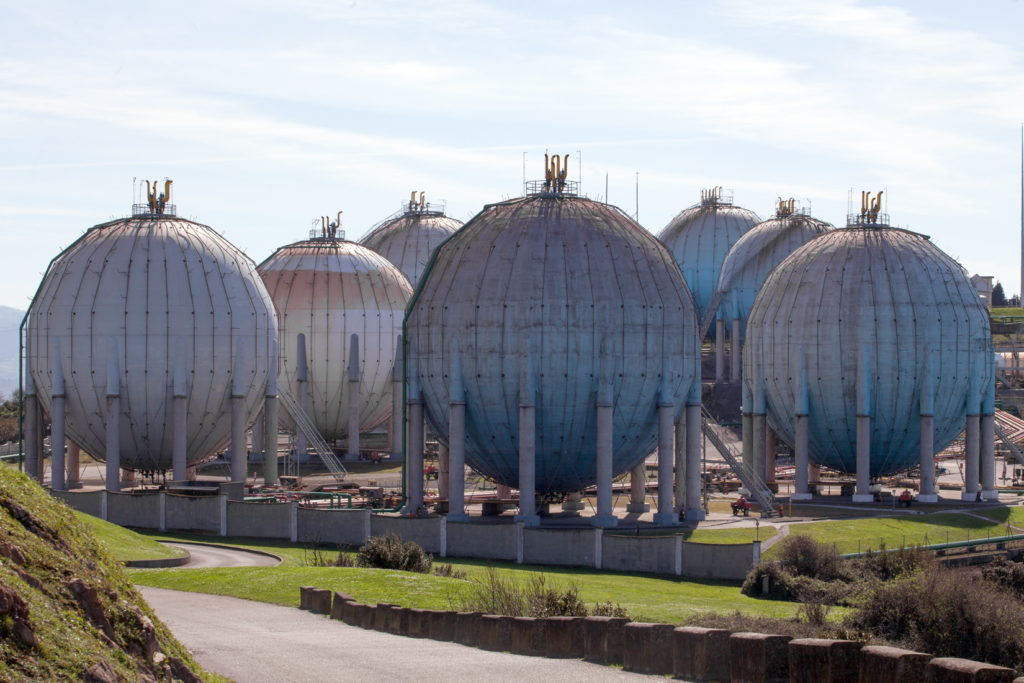 Depósitos de gas del Cabo Torres sobre el Puerto de Gijón. Asturias. 2017.