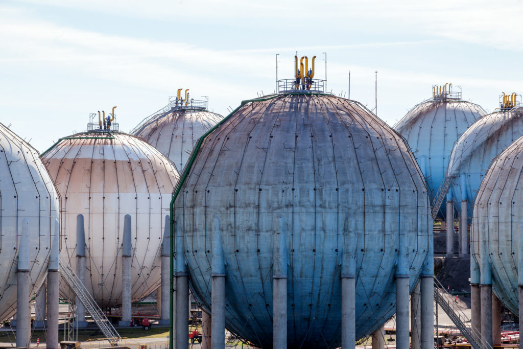 Depósitos de gas del Cabo Torres sobre el Puerto de Gijón. Asturias. 2017.