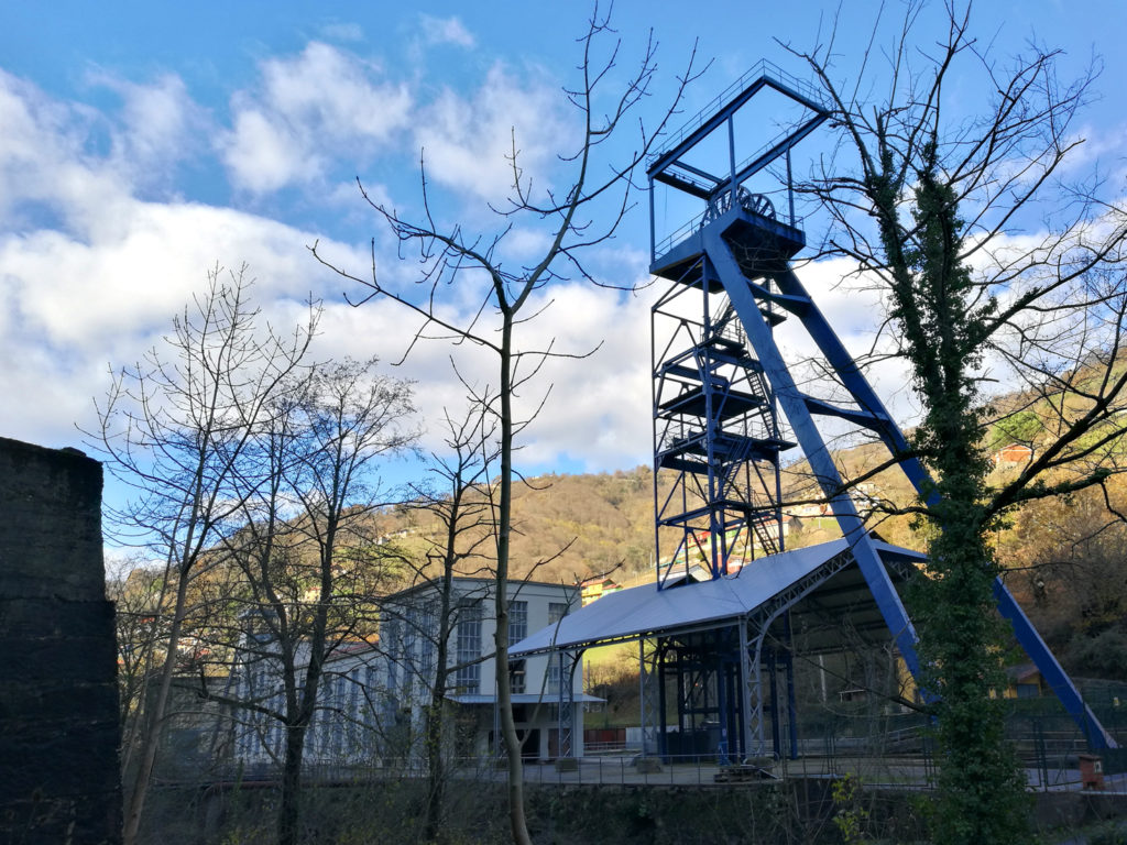 Vista exterior del Pozo Santa Bárbara. Valle de Turón. Mieres. Asturias. 2018