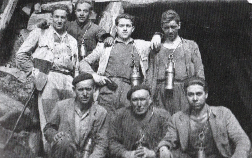 Obreros de la capa 41 del 3º Cantiquín (Grupo Urbiés). Valle de Turón. Mieres. Asturias. 1949