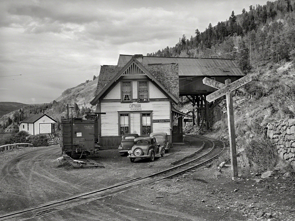 Estación de ferrocarril de vía estrecha en Ophir. Colorado. Estados Unidos. 1940.