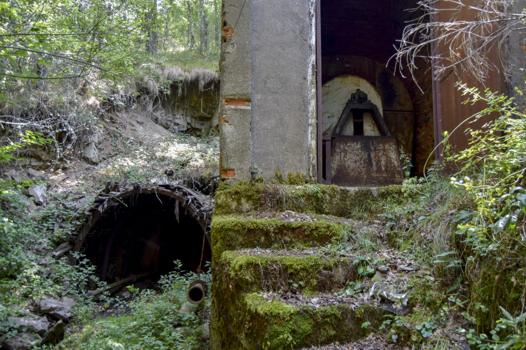 Bocamina y edificio del ventilador del Pozo Ladil, Viejo. Empresa Alto Bierzo. Tremor de Arriba. Leon 2018