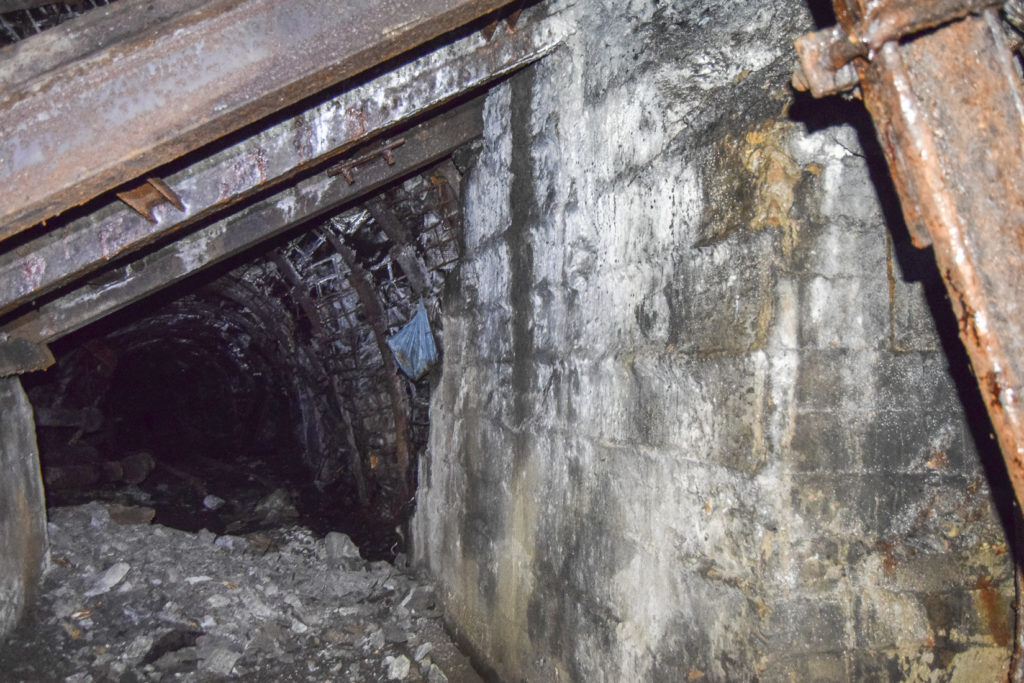 Paso para personal por debajo del plano, en la 1ª planta del Pozo Ladil nuevo. Tremor de Arriba. León 2018