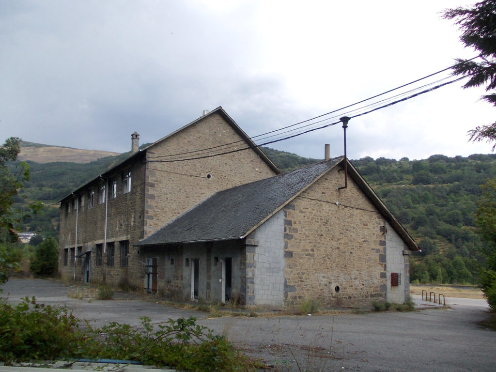 Casa de Obreros y Oficinas del Grupo Feixolín. Orallo . Villlablino. León. 2016