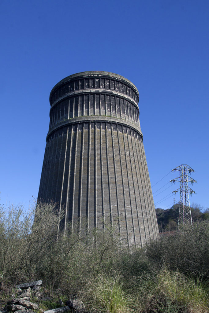 Chimenea de las Instalaciones abandonadas de la Factoría de Nitrastur. Langreo. Asturias 2016