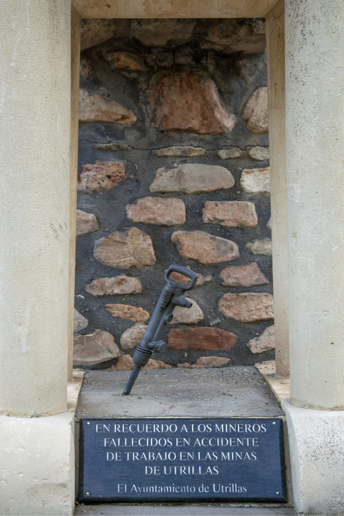 Monumento a los mineros fallecidos en accidente de trabajo. Parque Temático de la minería y el Ferrocarril. Utrillas. Teruel 2018.