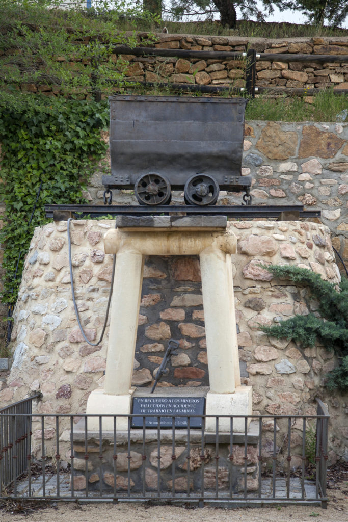 Monumento a los mineros fallecidos en accidente de trabajo. Parque Temático de la minería y el Ferrocarril. Utrillas. Teruel 2018.