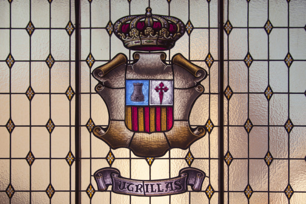 Cristalera con el escudo, Ayuntamiento de Utrillas. Teruel 2018