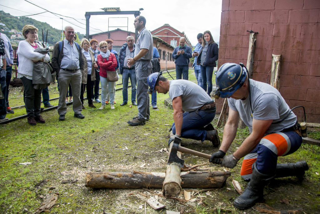 Visita de antiguos trabajadores mineros de la Cuenca de Sabero, a la brigada de Salvamento Minero de Hunosa. Pozo Fondón. Langreo. Asturias 2017