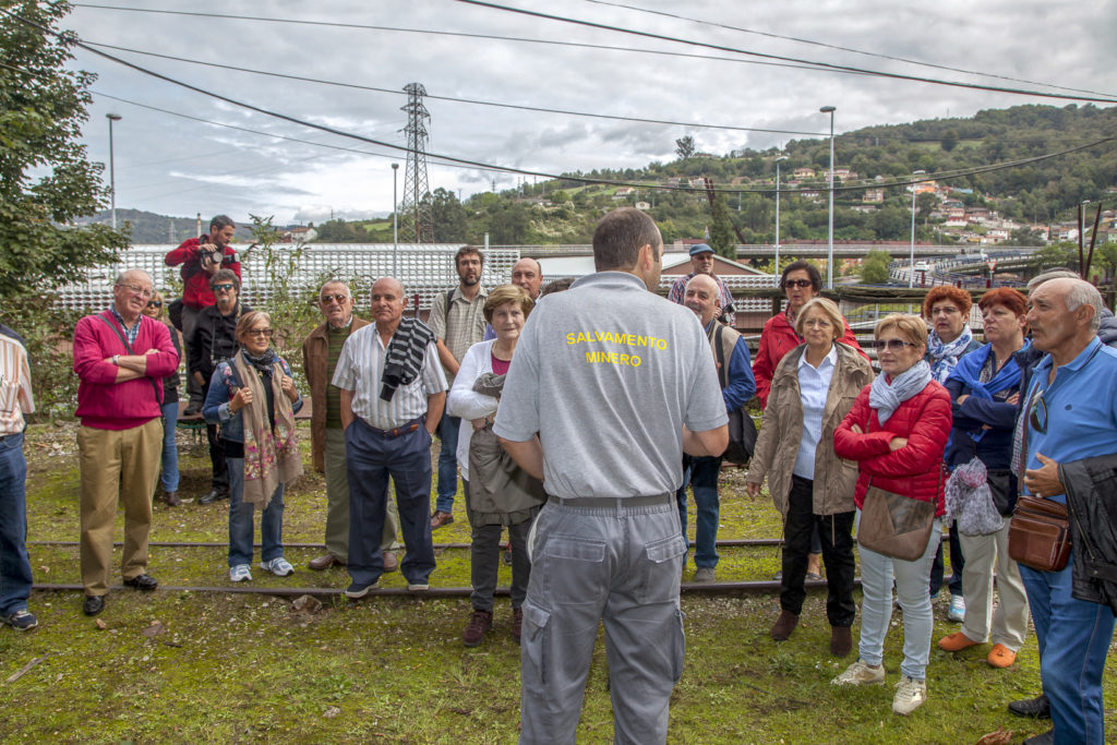 Visita de antiguos trabajadores mineros de la Cuenca de Sabero, a la brigada de Salvamento Minero de Hunosa. Pozo Fondón. Langreo. Asturias 2017