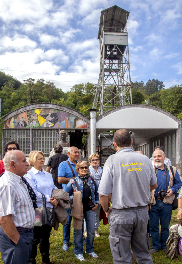 Visita de antiguos trabajadores mineros de la Cuenca de Sabero, a la brigada de Salvamento Minero de Hunosa. Pozo Fondón. Langreo. Asturias 2017