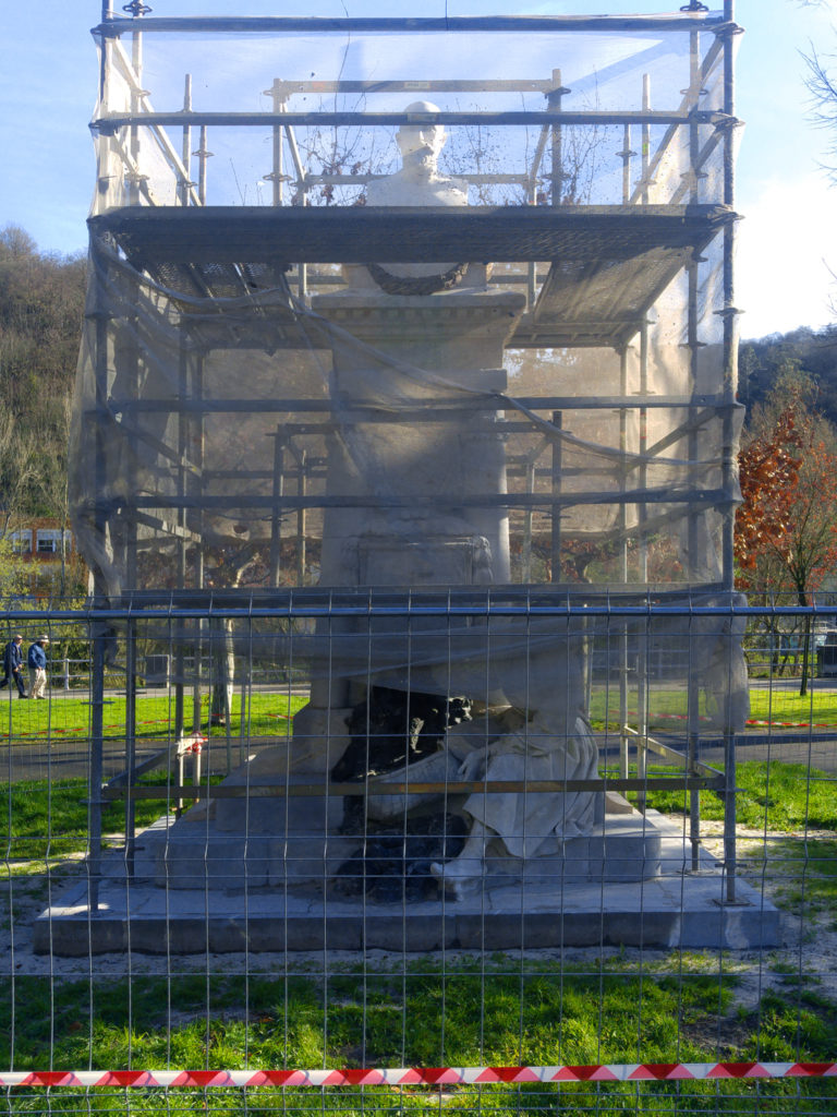 Trabajos de rehabilitación de la escultura “La Carbonera”, en el parque Dorado de Sama de Langreo. Asturias 2019