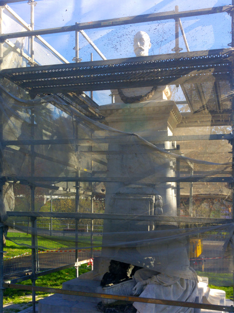 Trabajos de rehabilitación de la escultura “La Carbonera”, en el parque Dorado de Sama de Langreo. Asturias 2019