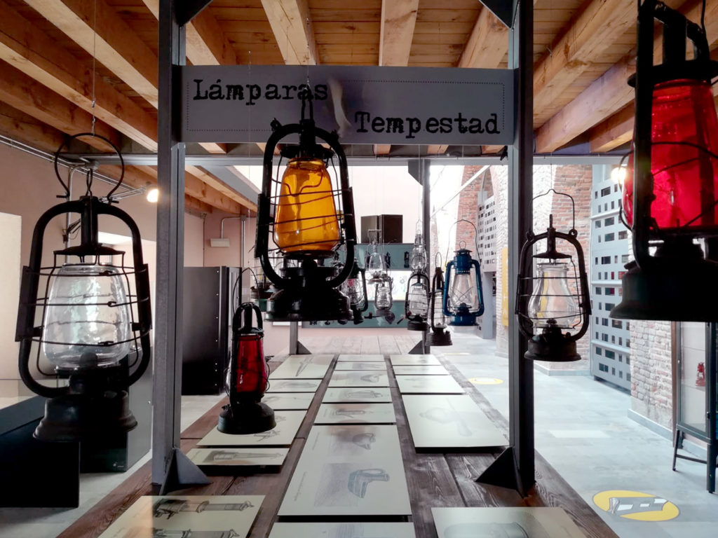 “Rincón de Luz”,  espacio expositivo dedicado a la iluminación. Lámparas tempestad. Museo de la Siderurgia y la Minería de Castilla y León. Sabero. León 2018