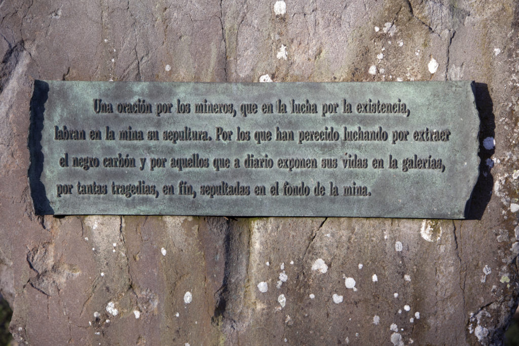 Inscripción al pie del Monumento minero. Torre del Bierzo. León 2018
