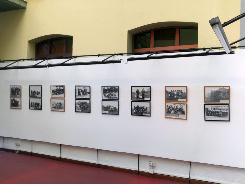 Cartel de la Exposición “Que no Caigan en el Olvido”, sobre los represaliados y deportados de las Huelgas Mineras de 1962, en las Escuelas Dorado de Langreo. Asturias 2019