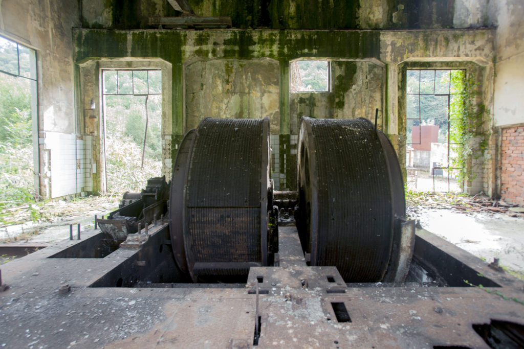 Antigua sala de maquinas de las Instalaciones abandonadas de el Pozo Llamas. Ablaña. Mieres. Asturias 2017