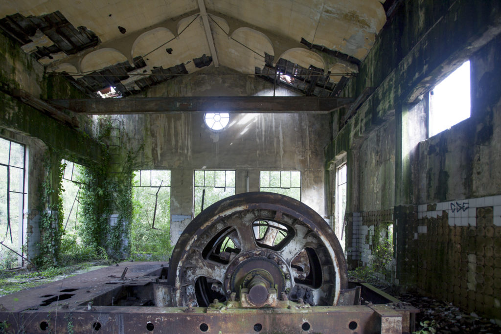 Antigua sala de maquinas de las Instalaciones abandonadas de el Pozo Llamas. Ablaña. Mieres. Asturias 2017