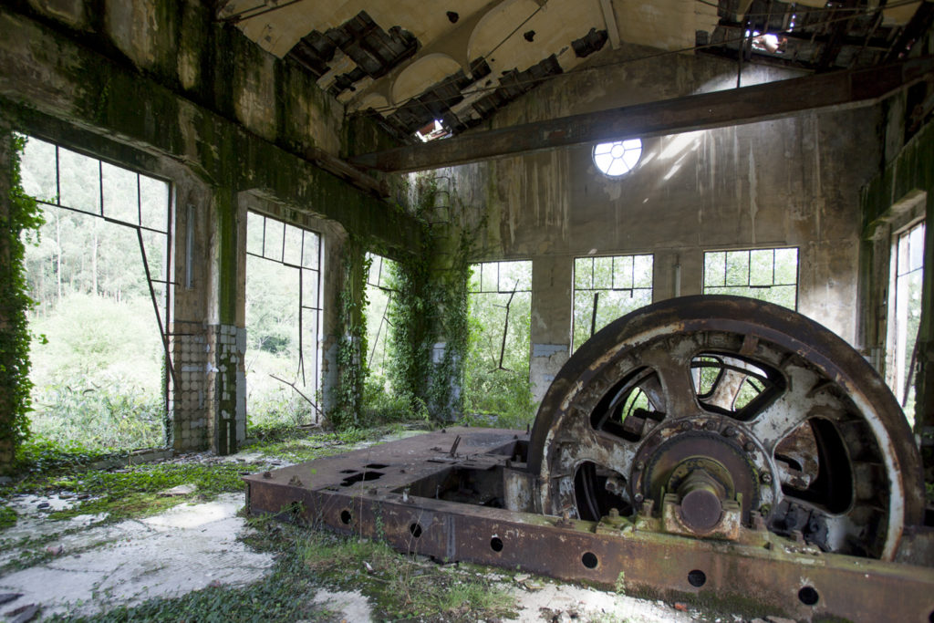 Antigua sala de maquinas de las Instalaciones abandonadas de el Pozo Llamas. Ablaña. Mieres. Asturias 2017