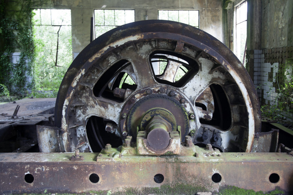 Antigua sala de maquinas de las Instalaciones abandonadas de el Pozo Llamas. Ablaña. Mieres. Asturias 2017