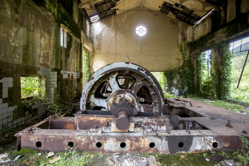 Antigua sala de maquinas de las Instalaciones abandonadas de el Pozo Llamas. Ablaña. Mieres. Asturias 2017