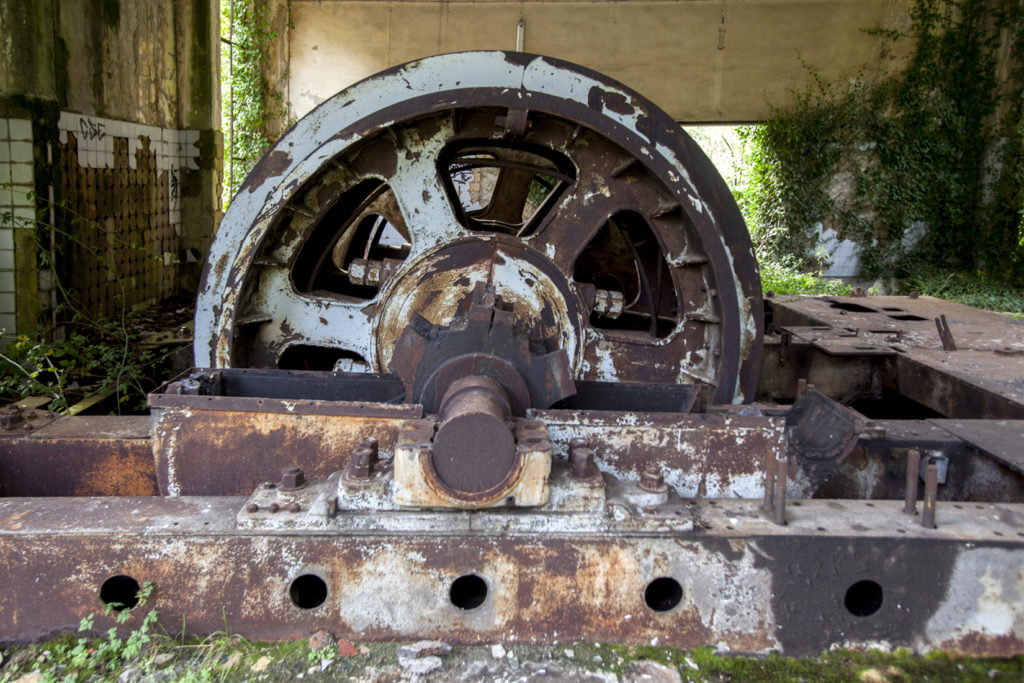 Antigua sala de maquinas de las Instalaciones abandonadas de el Pozo Llamas. Ablaña. Mieres. Asturias 2017