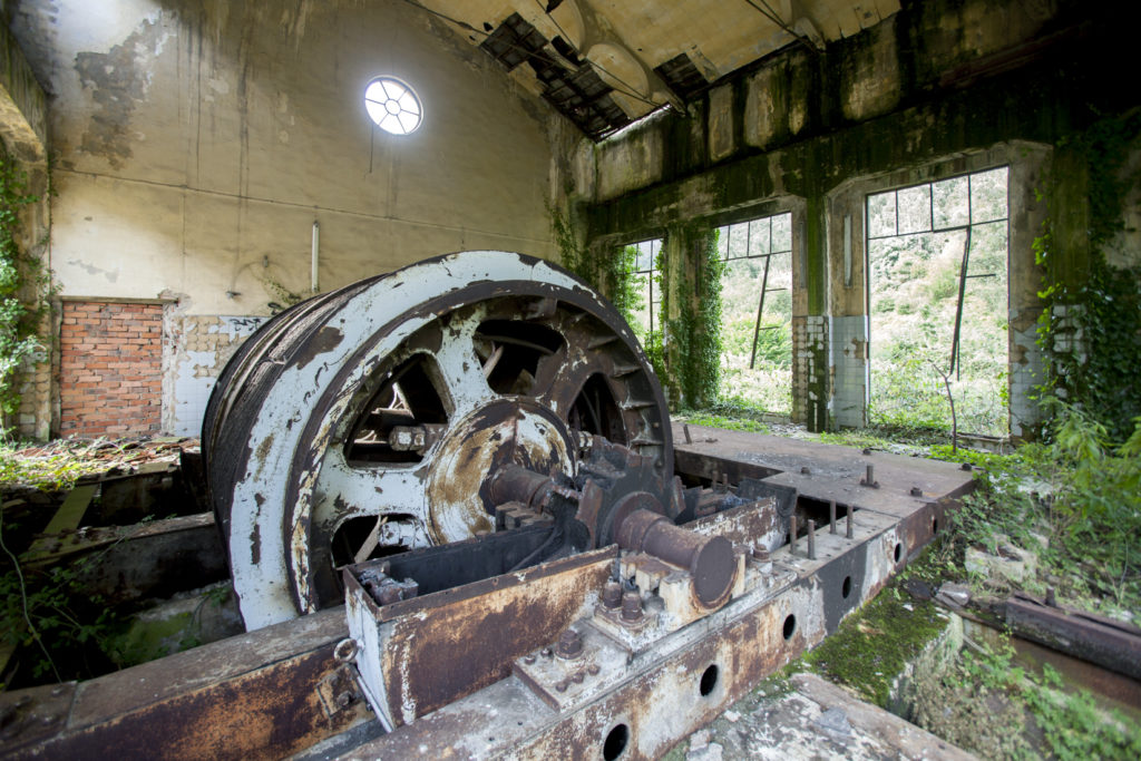 Antigua sala de maquinas de las Instalaciones abandonadas de el Pozo Llamas. Ablaña. Mieres. Asturias 2017