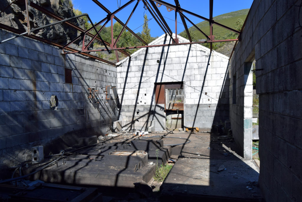 Restos de la sala de compresores en las Instalaciones abandonadas de la Mina Casilda. Igüeña, León 2018