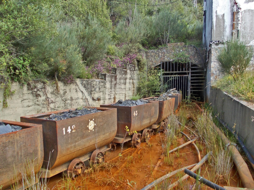 Vagones aparcados en las Instalaciones abandonadas de la Mina MINEX, de UMINSA. San Andrés de las Puentes. Torre del Bierzo. León 2018