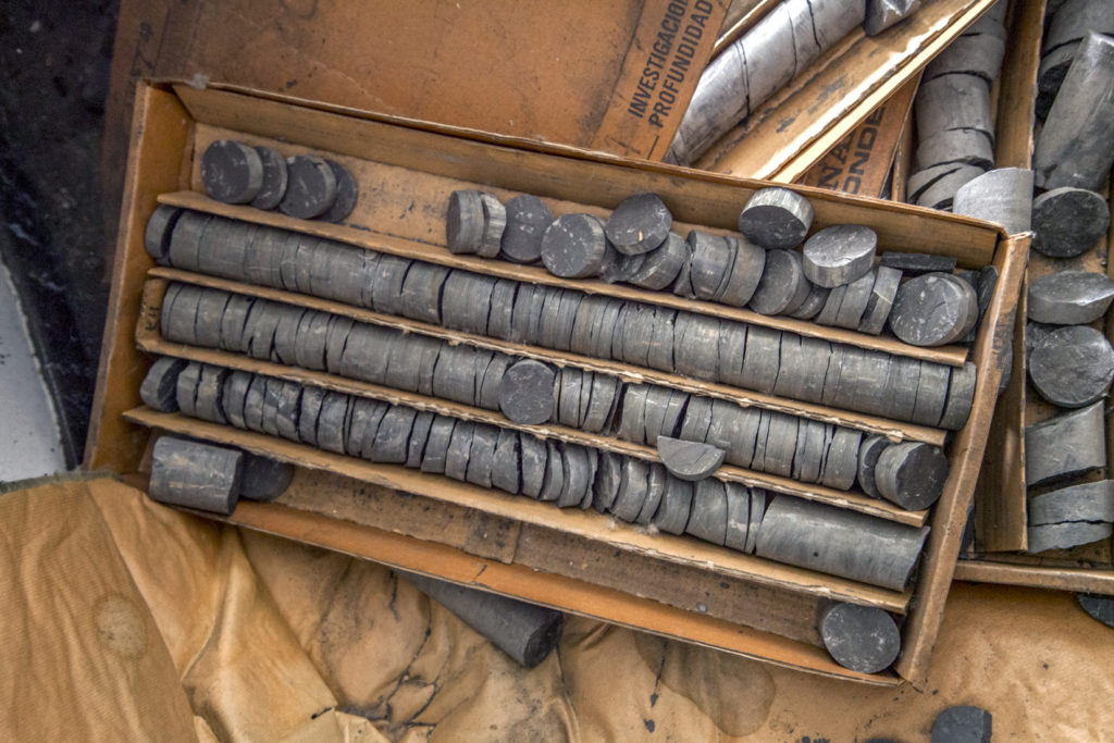 Cajas de testigos de los sondeos realizados en el pozo. Instalaciones abandonadas del Pozo Malabá. Torre del Bierzo. León 2017