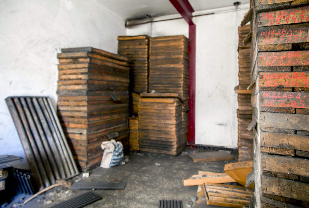 Cajas de testigos de los sondeos realizados en el pozo. Instalaciones abandonadas del Pozo Malabá. Torre del Bierzo. León 2017