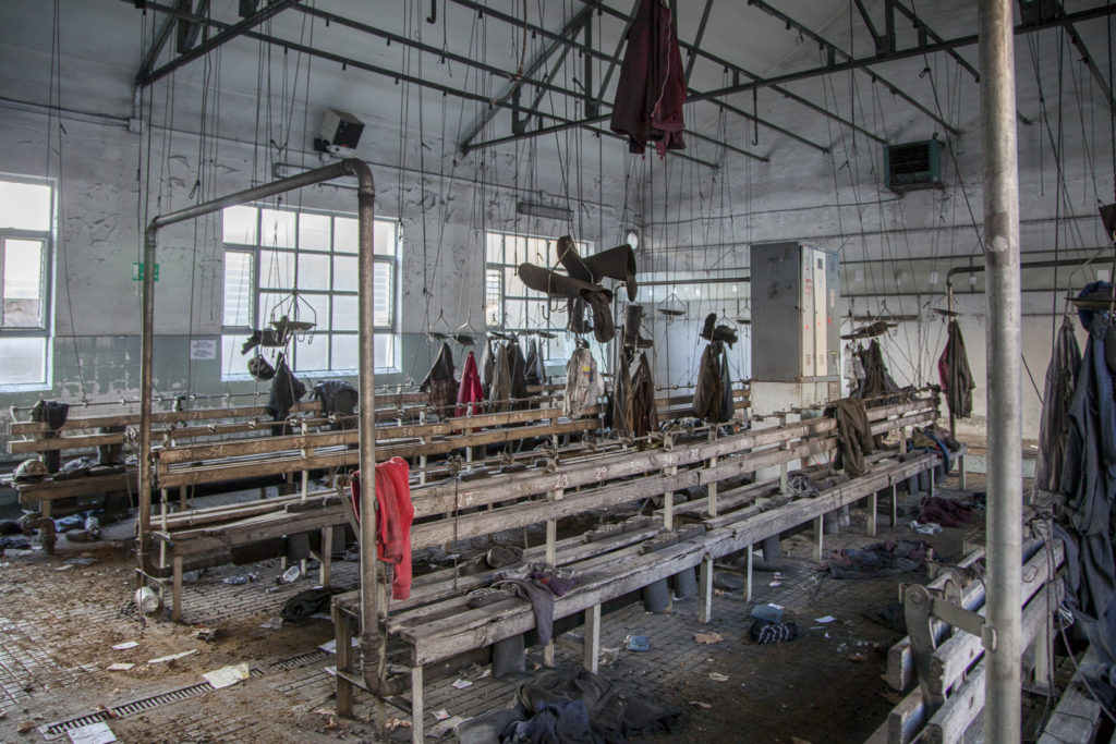 Casa de aseos en las instalaciones abandonadas del Pozo Calderón de la MSP, Villager de Laciana, Villablino, León 2017