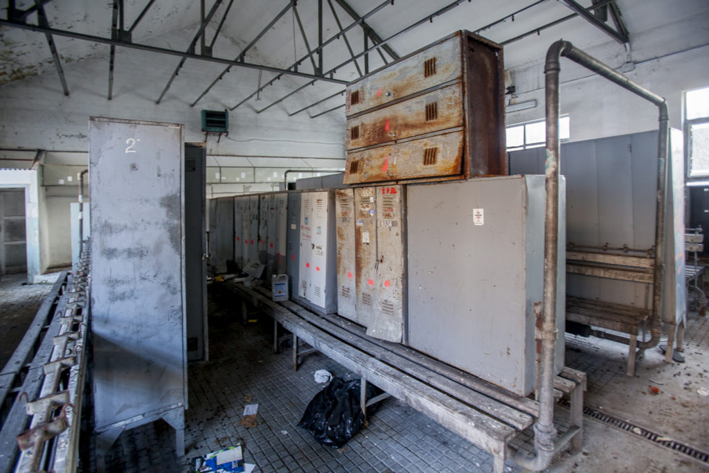 Casa de aseos en las instalaciones abandonadas del Pozo Calderón de la MSP, Villager de Laciana, Villablino, León 2017