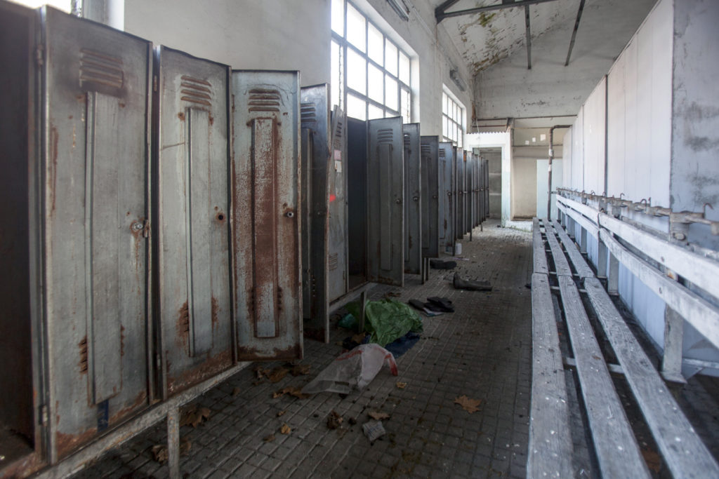 Casa de aseos en las instalaciones abandonadas del Pozo Calderón de la MSP, Villager de Laciana, Villablino, León 2017