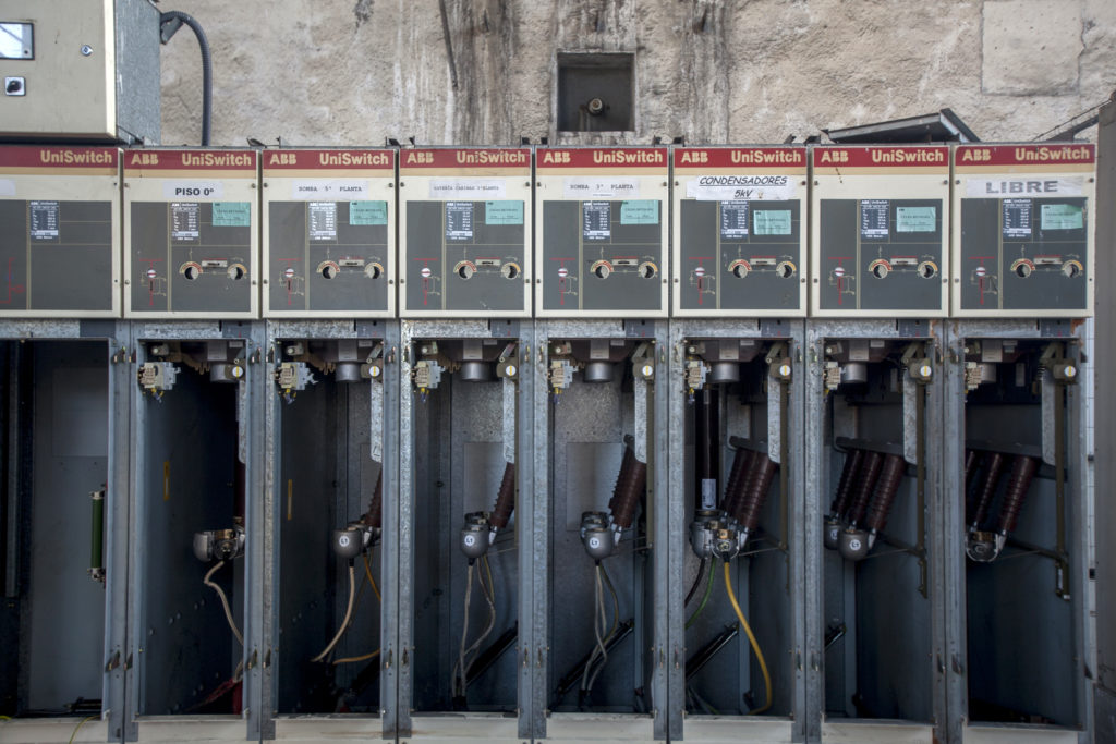 Equipos eléctricos en la sala de maquinas del Pozo Calderón de la MSP, Villager de Laciana, Villablino, León 2017