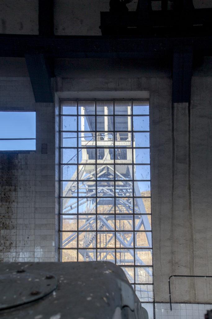 Castillete del Pozo Calderón, de la MSP, desde el interior de la sala de maquinas, Villager de Laciana, Villablino, León 2017