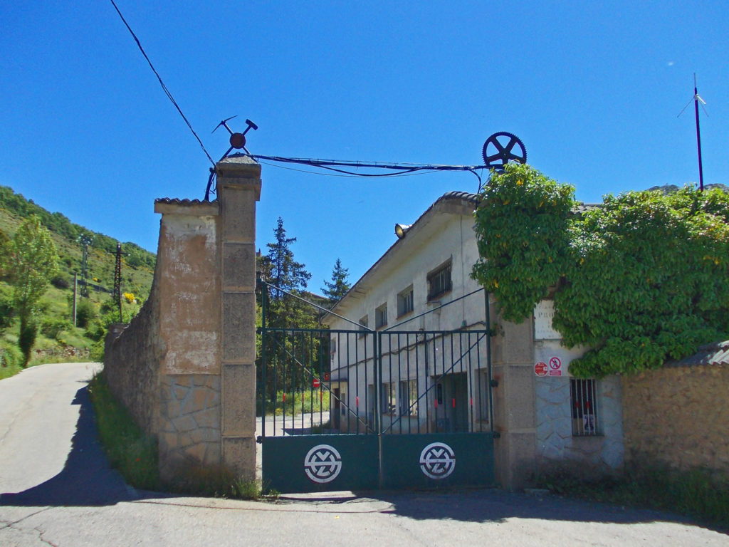 Entrada a la antigua fabrica de briquetas. Santa Lucia de Gordon. León 2018