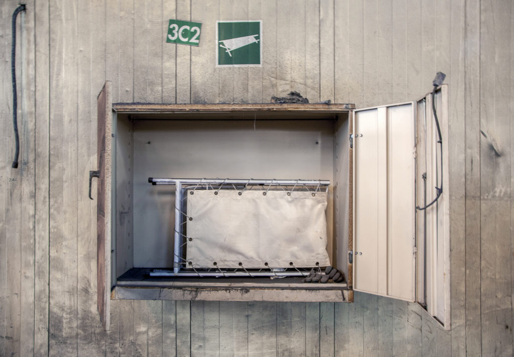 Camilla de primeros auxilios. Instalaciones cerradas de Fabrica de Mieres Tubos. Grupo Condesa. Mieres. Asturias 2018