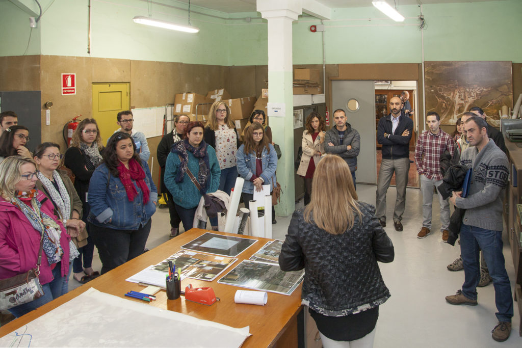 Visita de los participantes en las jornadas de Patrimonio Industrial de la Universidad de Oviedo, al Archivo Historico de Hunosa. Pozo Fondon. Langreo 2017
