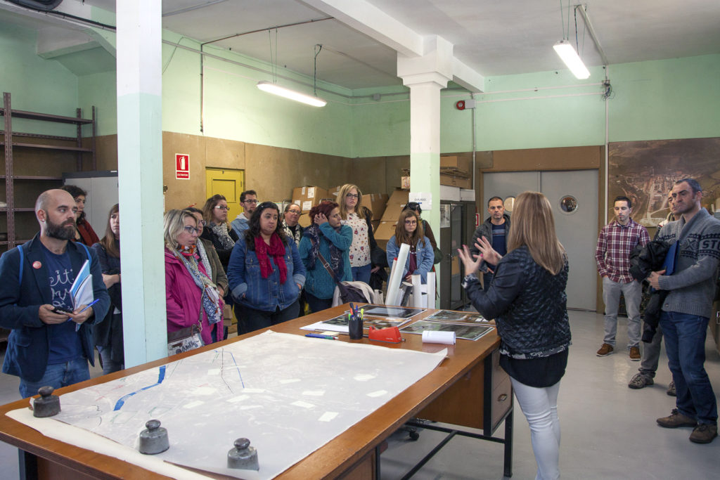Visita de los participantes en las jornadas de Patrimonio Industrial de la Universidad de Oviedo, al Archivo Historico de Hunosa. Pozo Fondon. Langreo 2017