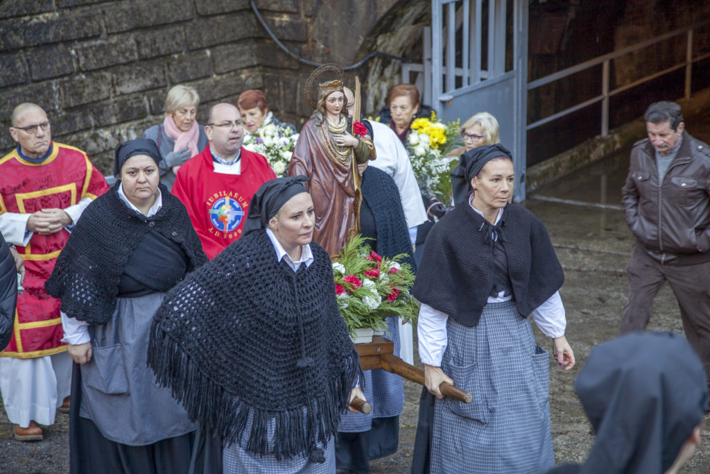 Procesion del dia de la patrona de la mineria en el pueblo de Santa Barbara. San Martin del Rey Aurelio. Asturias 2017
