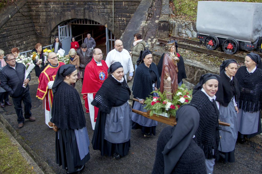 Procesion del dia de la patrona de la mineria en el pueblo de Santa Barbara. San Martin del Rey Aurelio. Asturias 2017