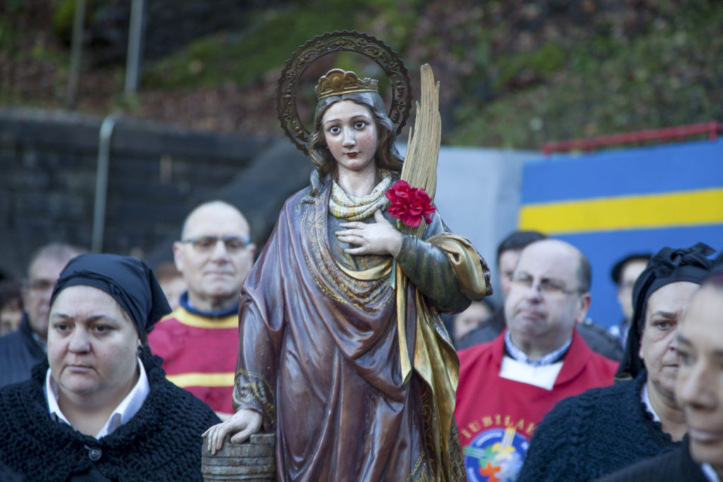 Procesion del dia de la patrona de la mineria en el pueblo de Santa Barbara. San Martin del Rey Aurelio. Asturias 2017