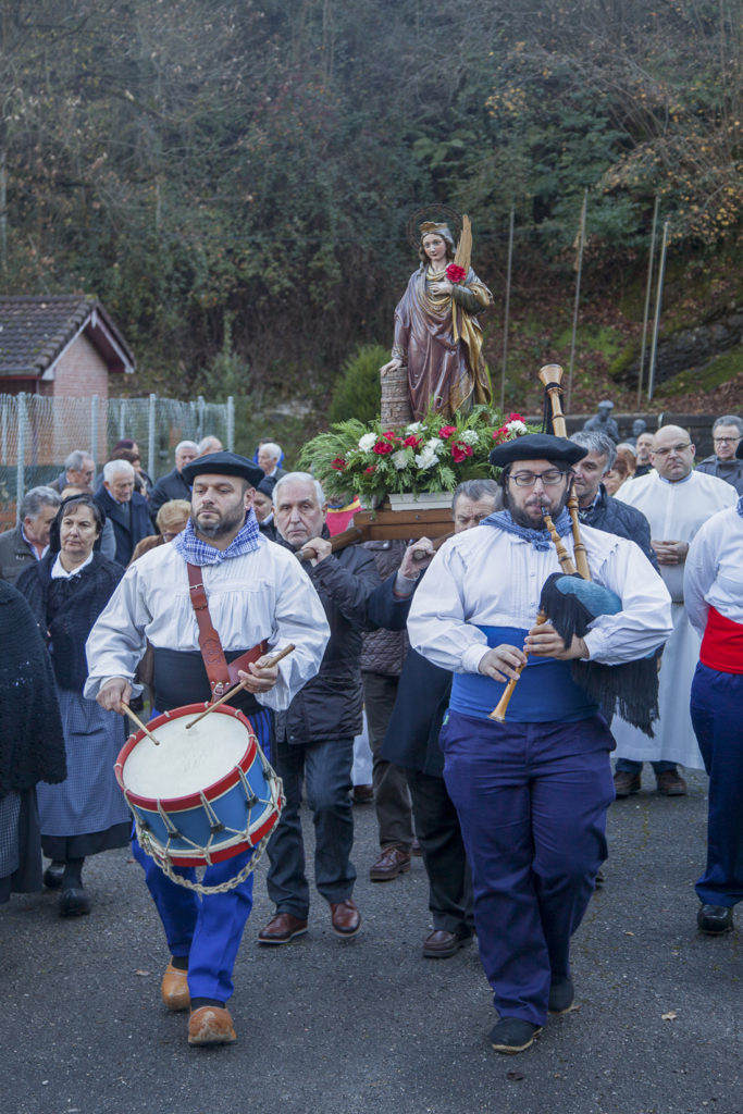 Procesion del dia de la patrona de la mineria en el pueblo de Santa Barbara. San Martin del Rey Aurelio. Asturias 2017